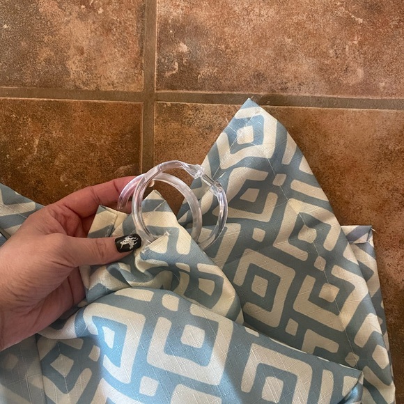 Shower curtain and rugs - Picture 3 of 3